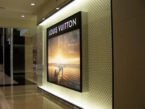 Текстильный лайтбокс Louis Vuitton